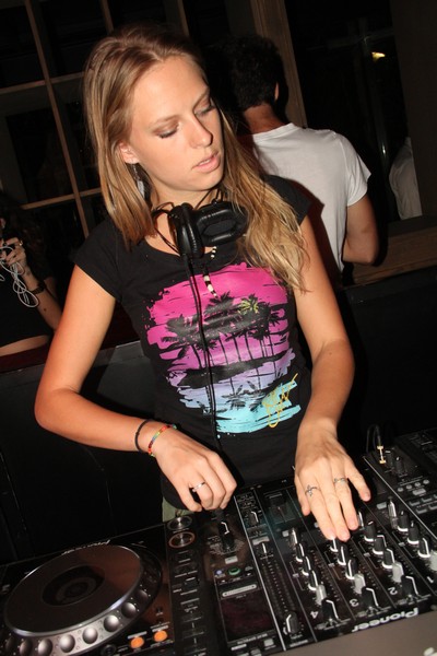 Nora En Pure LIVE at INDIE